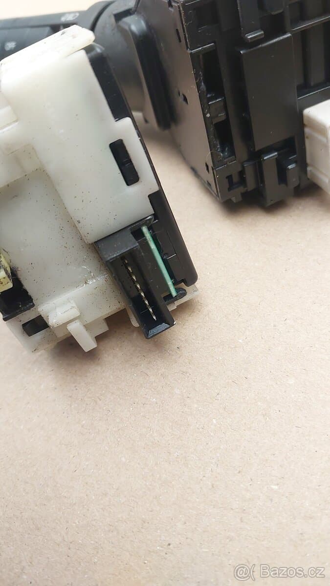 Nissan Navara a Pathfinder  : Páčky blikačů světel stěrač