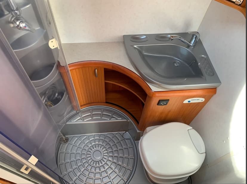 Karavan Hobby Excellent 460 LU- MOVER, PŘEDSTAN