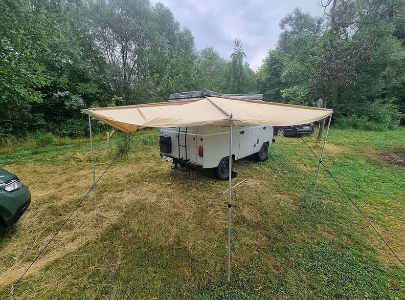 Vějířová markýza na offroad auto