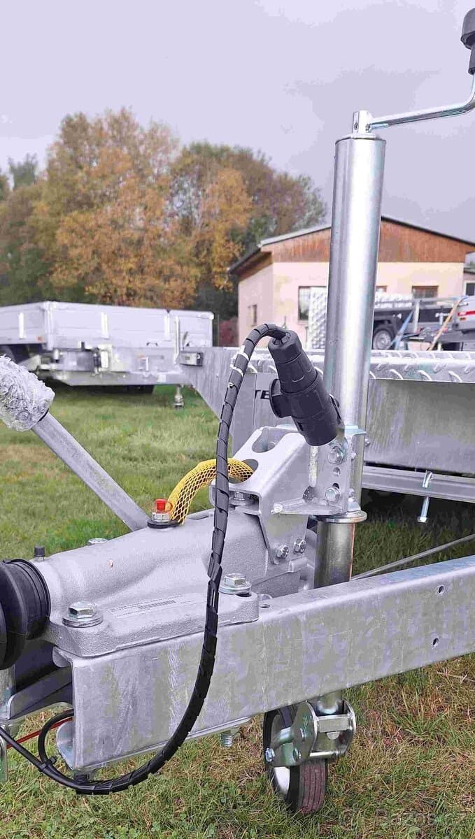 Builder 3015/2 S – nový 3,5 t • 185R14C + bonus