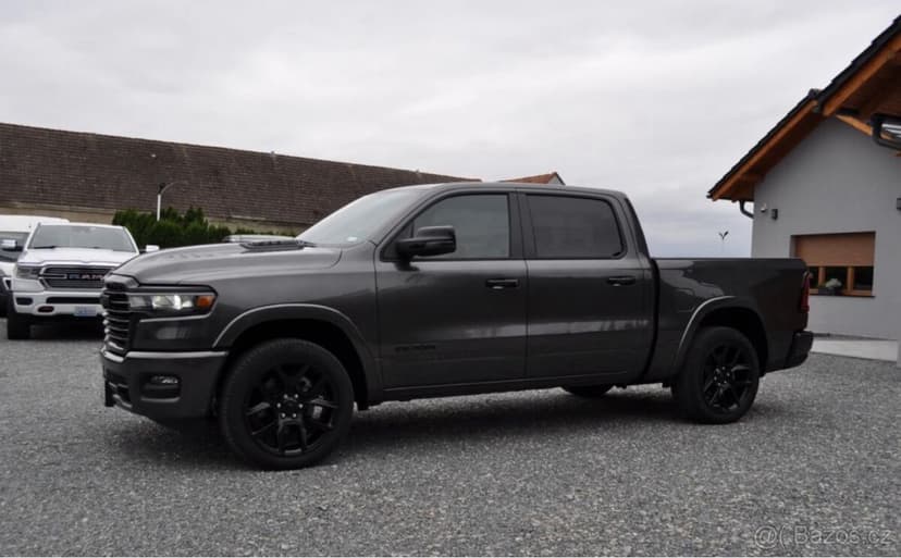 LARAMIE NIGHT PREMIUM 2025 3.0 Twin Turbo 420 KM