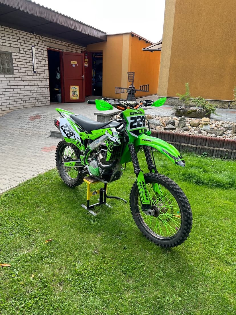 Kawasaki KXF 450 – výborný stav, připravená na sezónu
