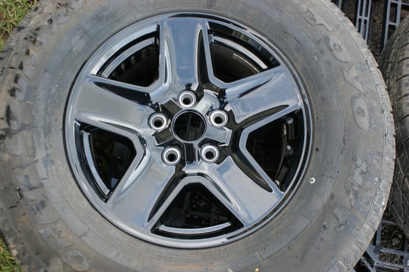 original kola Jeep Gladiator, Wrangler s pneu