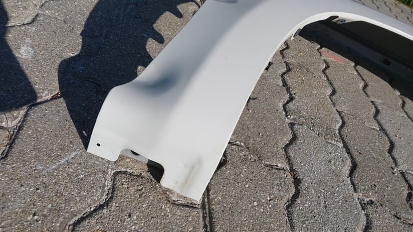 Toyota Hilux – Blatník pravý přední bílý