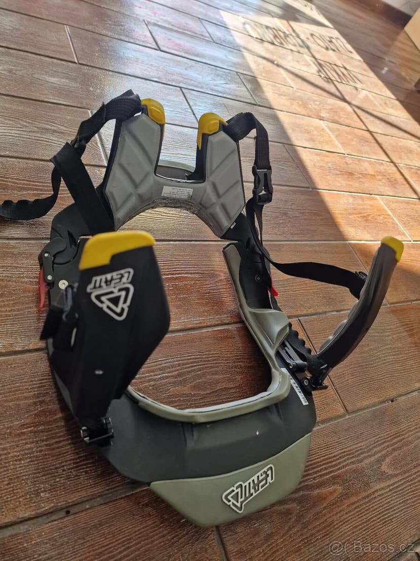 Leatt stx carbon road.