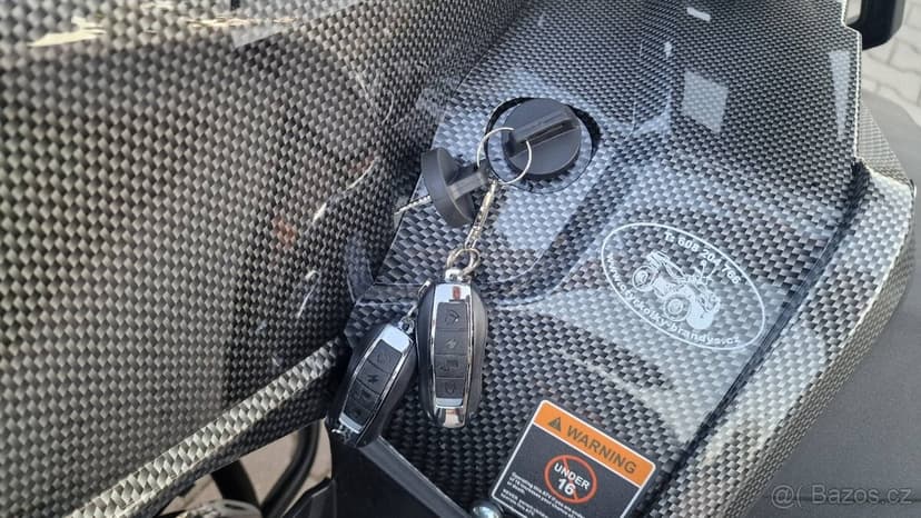 Dětská čtyřtaktní čtyřkolka RockRider Deluxe.