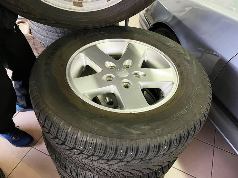 Jeep OEM kola 5x127 + zimní pneu Nokian 255/65R17
