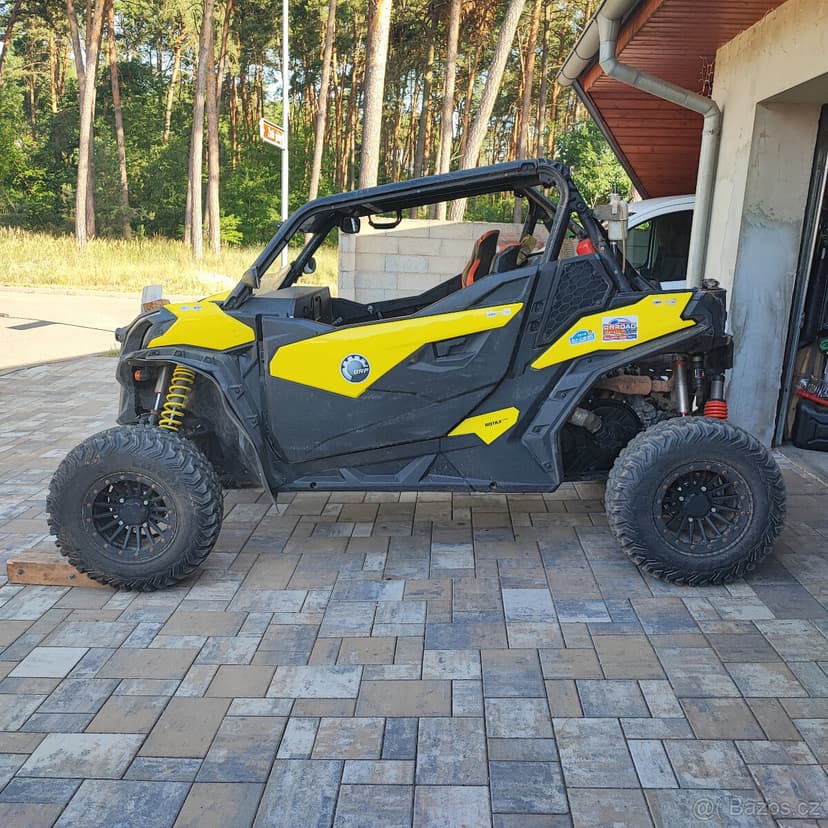 CAN-AM Maverick Trail
