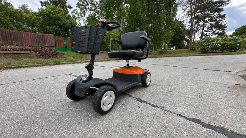 Malé elektrická čtyřkolka pro seniory