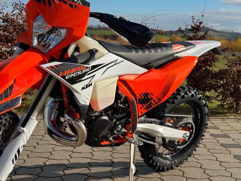293 cm³ – 49 koní (36,5 kW)KTM 300 EXC