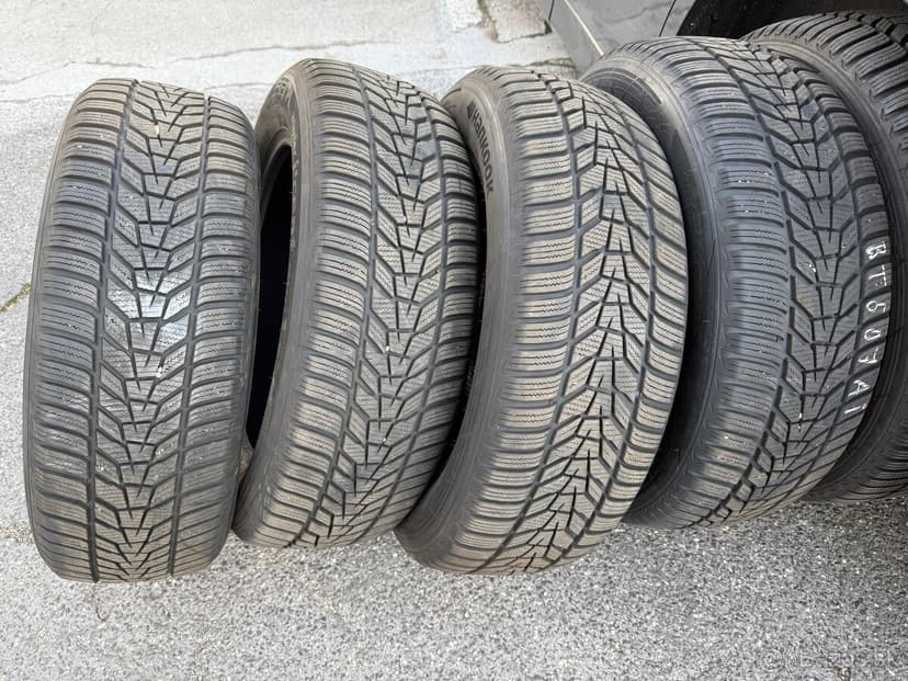 Zánovné zimné pneu Hankook W330A 225/60 R18 XL pre SUV