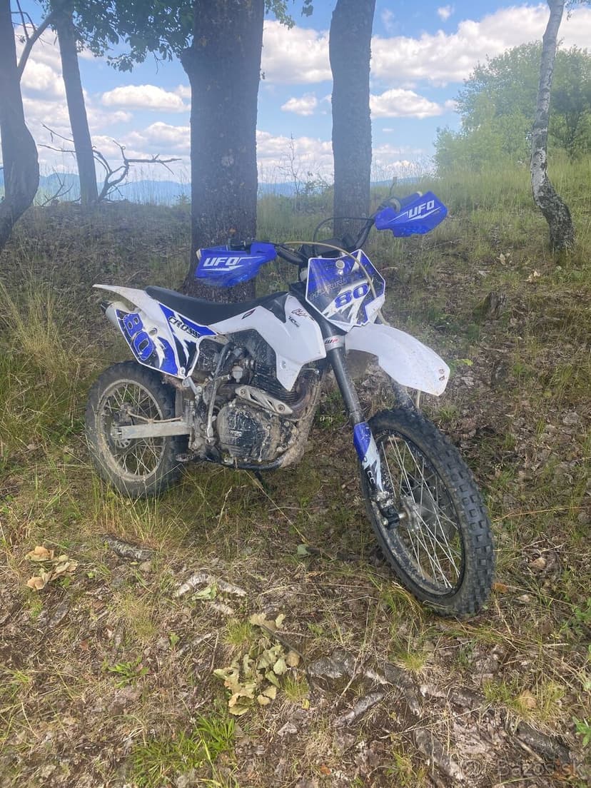 Predám motorku hurricane  250