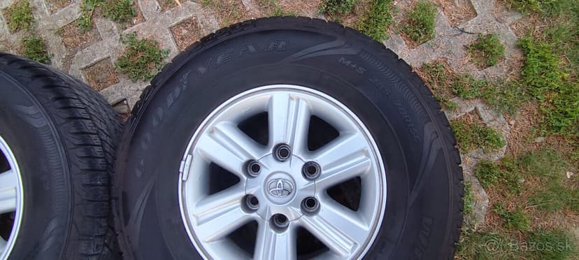 Pneumatiky a elektróny na Toyotu Hilux
