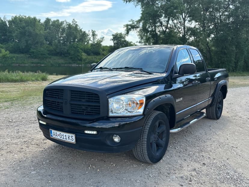 Dodge ram 1500 V8