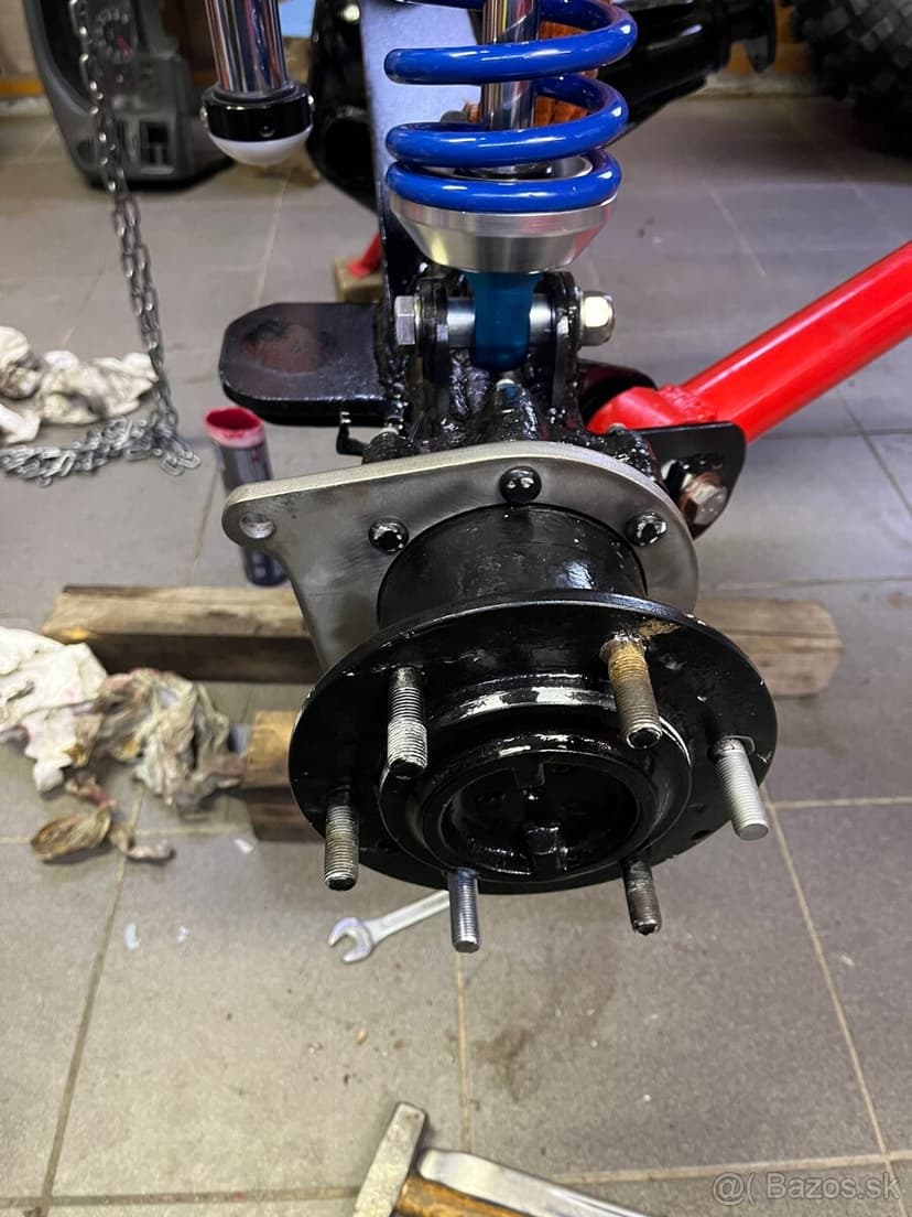 Príruba na 4-piestikové brzdy na nápravu Nissan Patrol