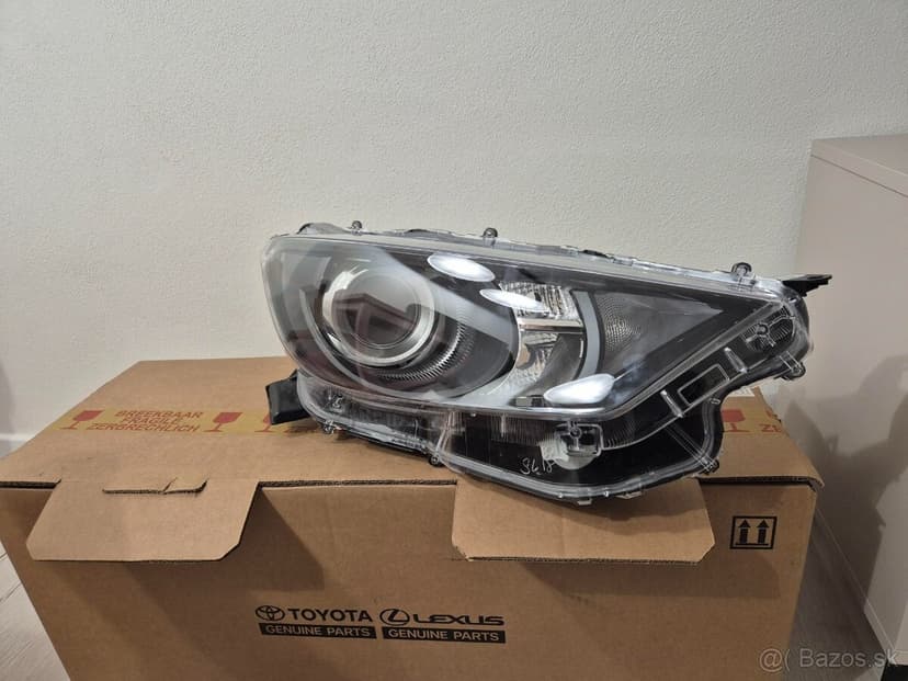 Pravé predné svetlo Toyota Hilux