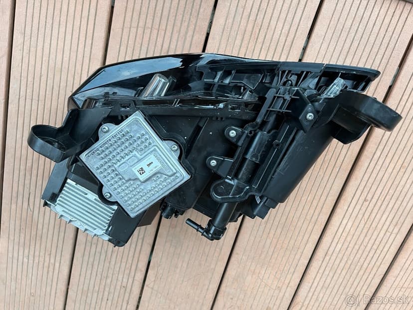 Predám pravý predný svetlomet Jeep Grand Cherokee WK2