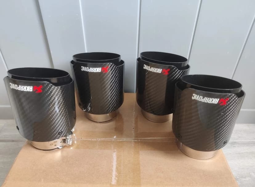 Univerzálna  koncovka výfuku Logo: Akrapovič  dizajn Carbon