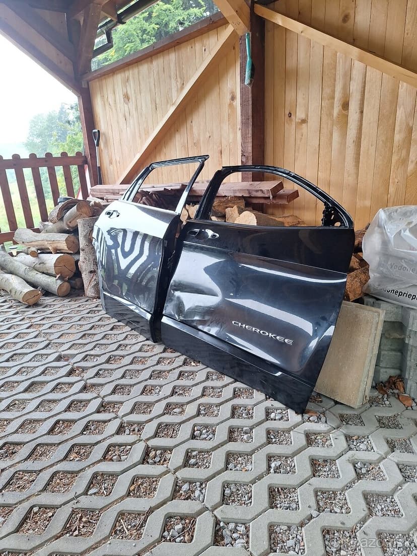 Predám dvere na JEEP CHEROKEE