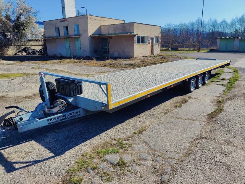 Prívesný vozík - trojnápravové plato