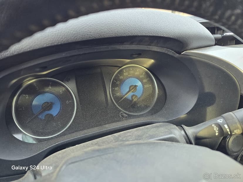 Predám havarovanú Toyota Hilux r.v.2017,2.4D,110 kW