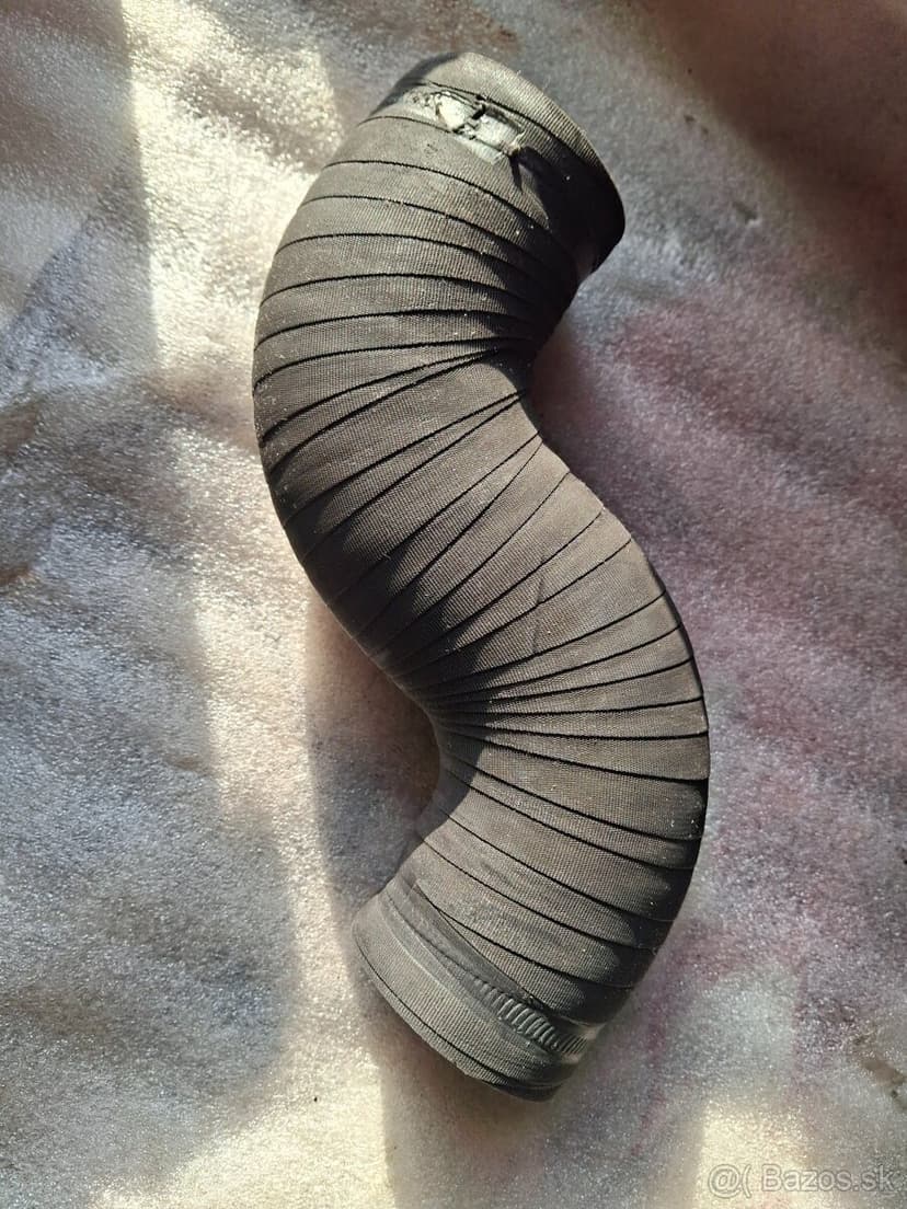 Td5 spodna hadica k intercooleru