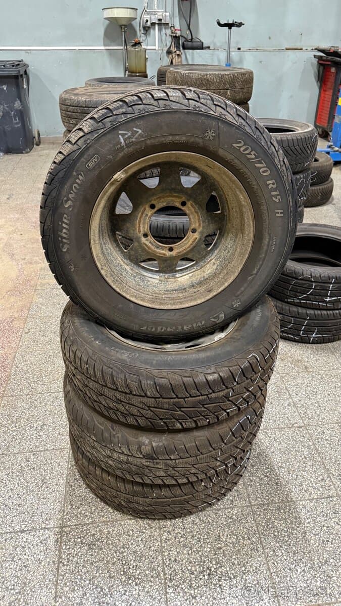 Predám rozširovacie kolesá Suzuki Jimny - 205/70 R15