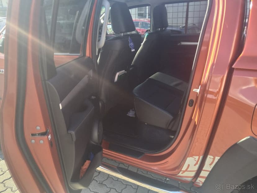 Toyota hilux 2.8 a/t koža  dph