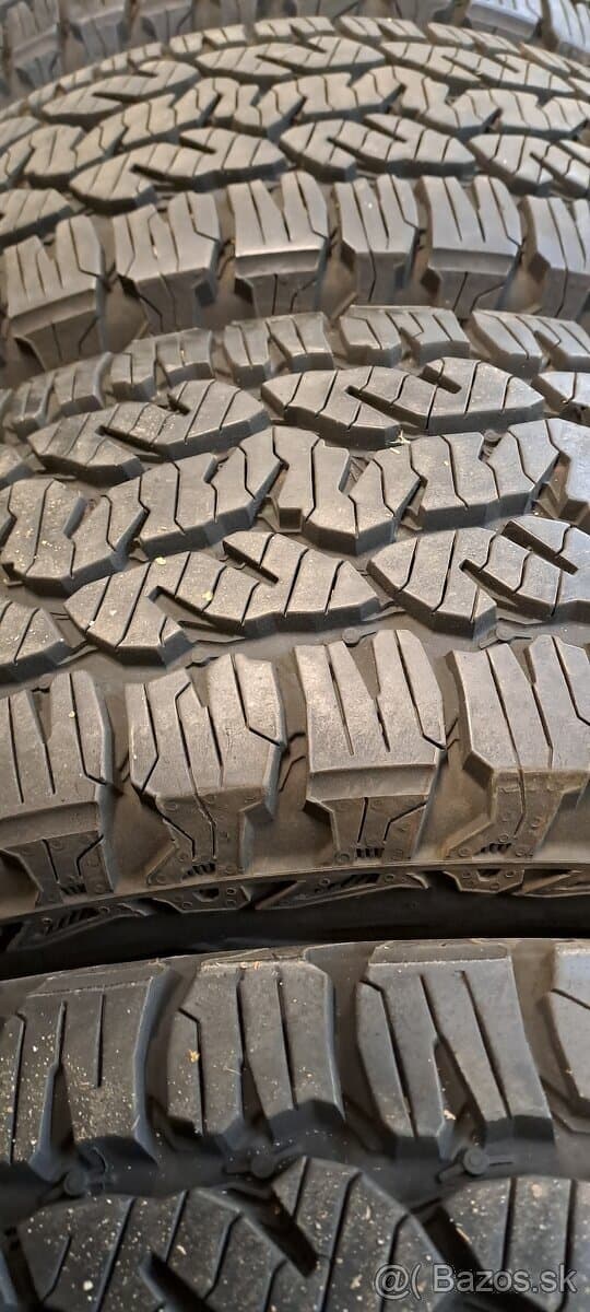 Predám 4ks skoro nové off road pneu 225/60r18-104H Matador