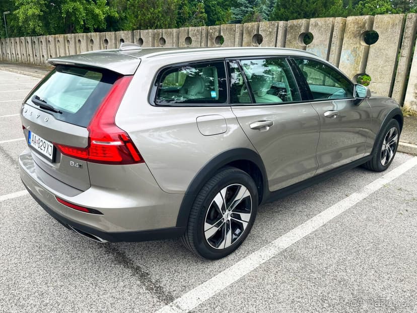 99tis.km Volvo V60 CROSS COUNTRY AWD A/T 2.0l 145KW