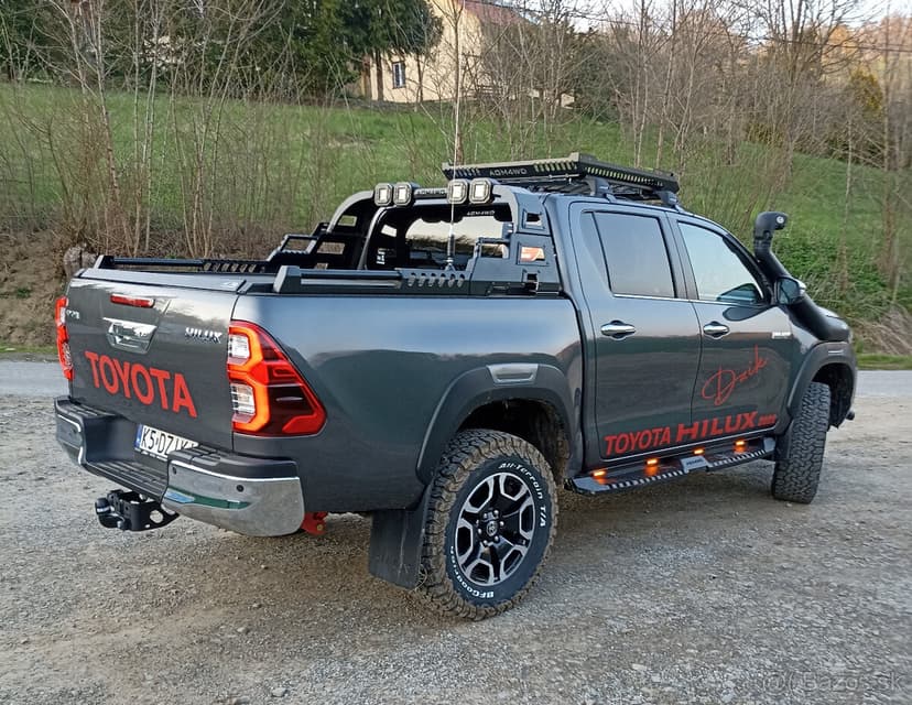 Bočné ochranné prahy nášľapy na Toyota Hilux
