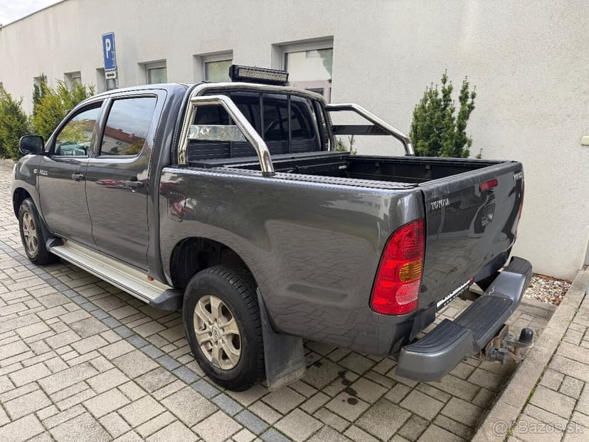 TOYOTA HILUX 2.5D 4X4 + UZÁVIERKA ZAD. DIFERENCIÁLU