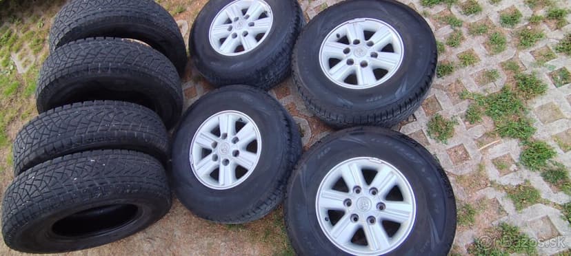 Pneumatiky a elektróny na Toyotu Hilux