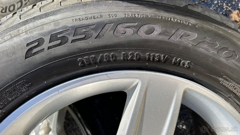 44. Land Rover Defender 255/60/ r20