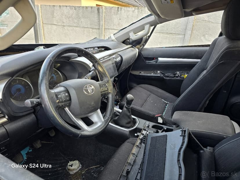 Predám havarovanú Toyota Hilux 2.4D, 110kW v celku/na diely