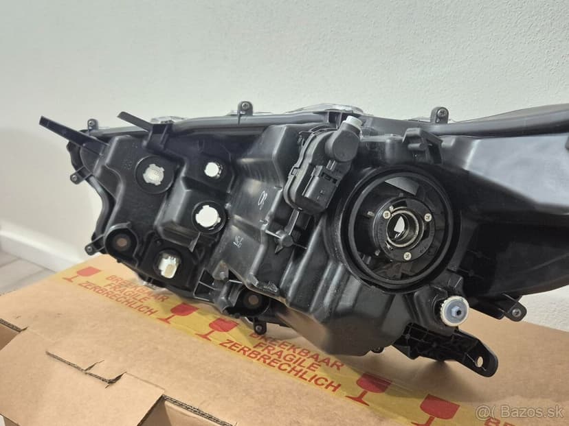 Pravé predné svetlo Toyota Hilux