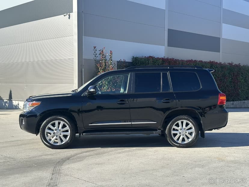 Toyota Landcruiser V 8 v perfektnom stave od 1 majiteľa