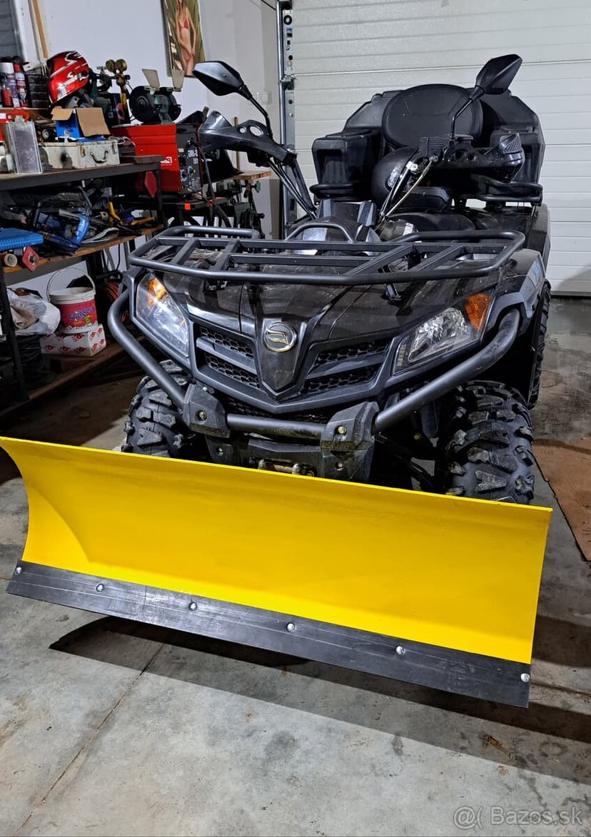 Snežný pluh na štvorkolku