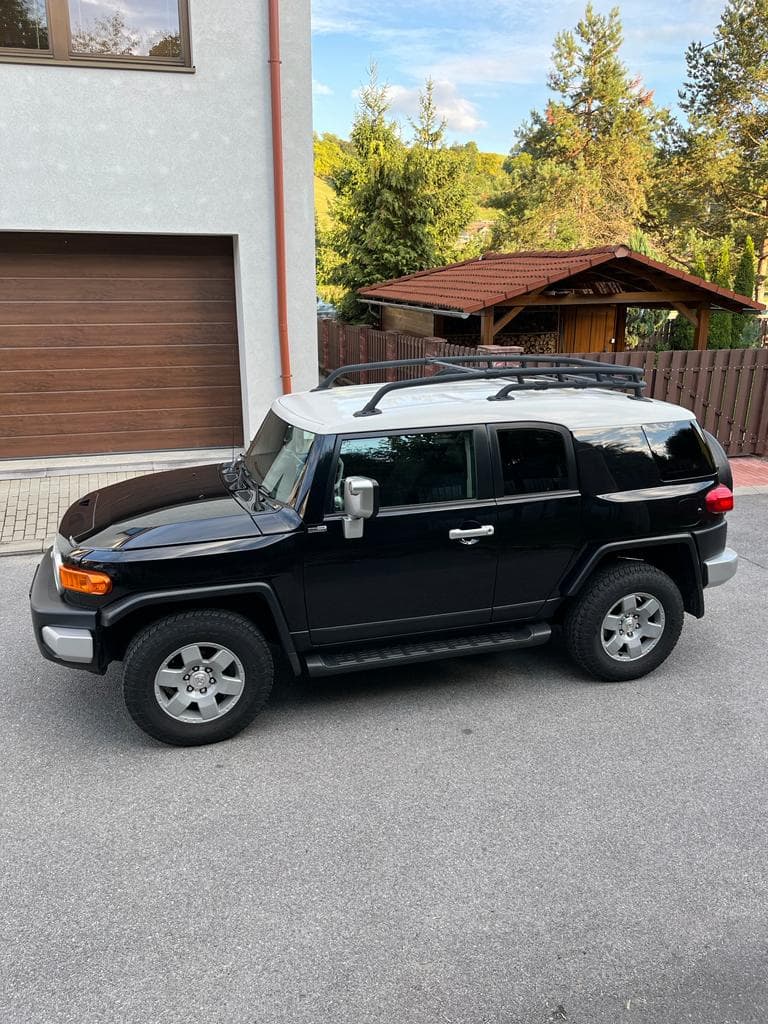 TOYOTA FJ CRUISER