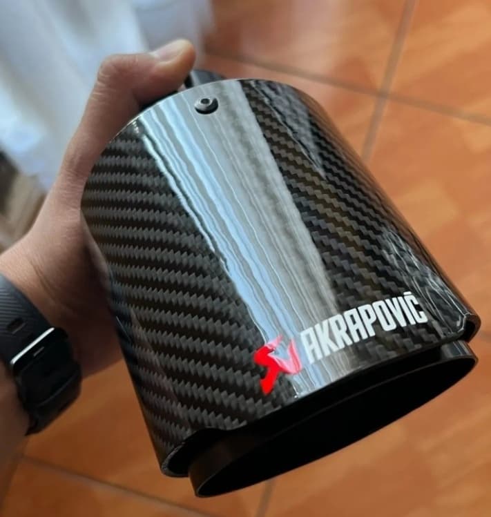 Univerzálna  koncovka výfuku Logo: Akrapovič  dizajn Carbon