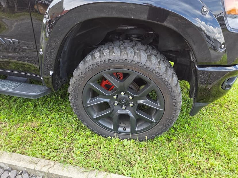 DODGE RAM 1500 5.7 HEMI 401PS 4X4 LARAMIE OFF-ROAD