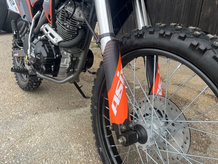 Cesne Enduro Asix defender 250cm3 + zaruka