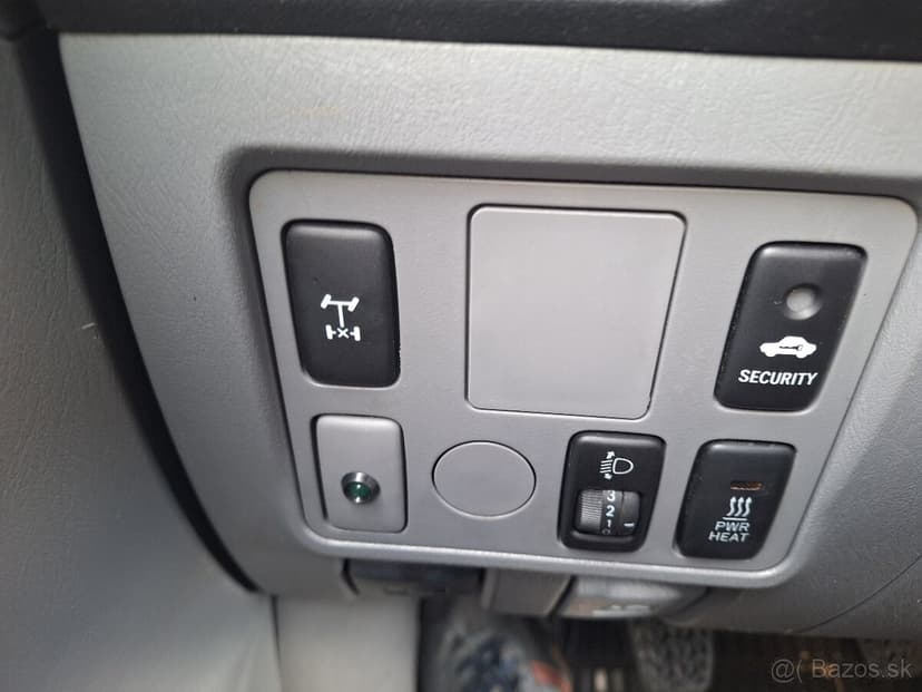 TOYOTA HILUX 2,5 DIESEL 4X4 UZÁVIERKU MA