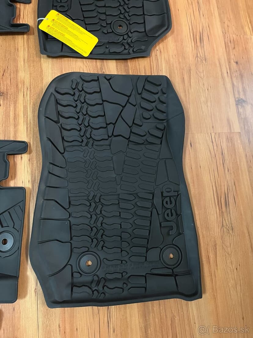 Predám originál gumene koberce MOPAR na Jeep Wrangler