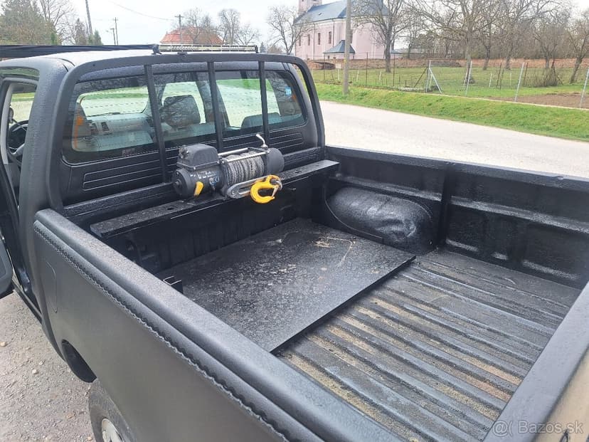 TOYOTA HILUX 2,5 DIESEL 4X4 UZÁVIERKU MA