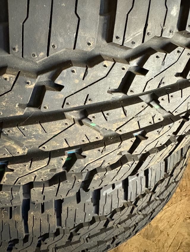 Bridgestone Dueler AT 265 65 R17