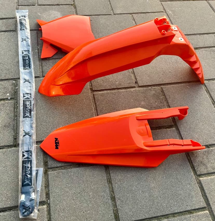 Predám blatníky,tabuľku,plynové lanká KTM