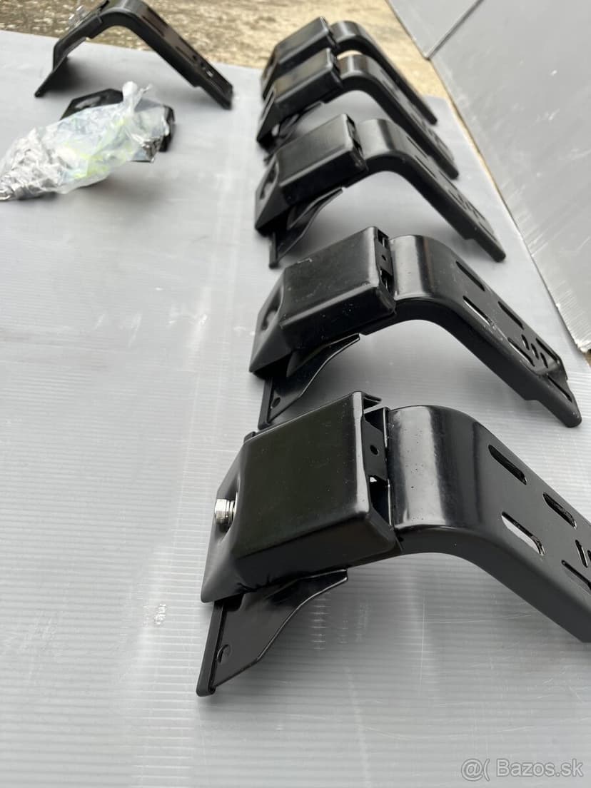 Držiak, upevnenie strešných nosičov