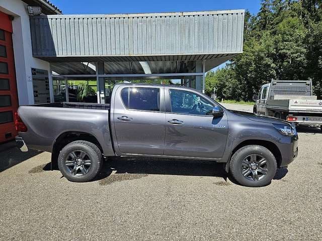 Toyota hilux 2.4 diesel rok 2023 zelená tmavá metalíza