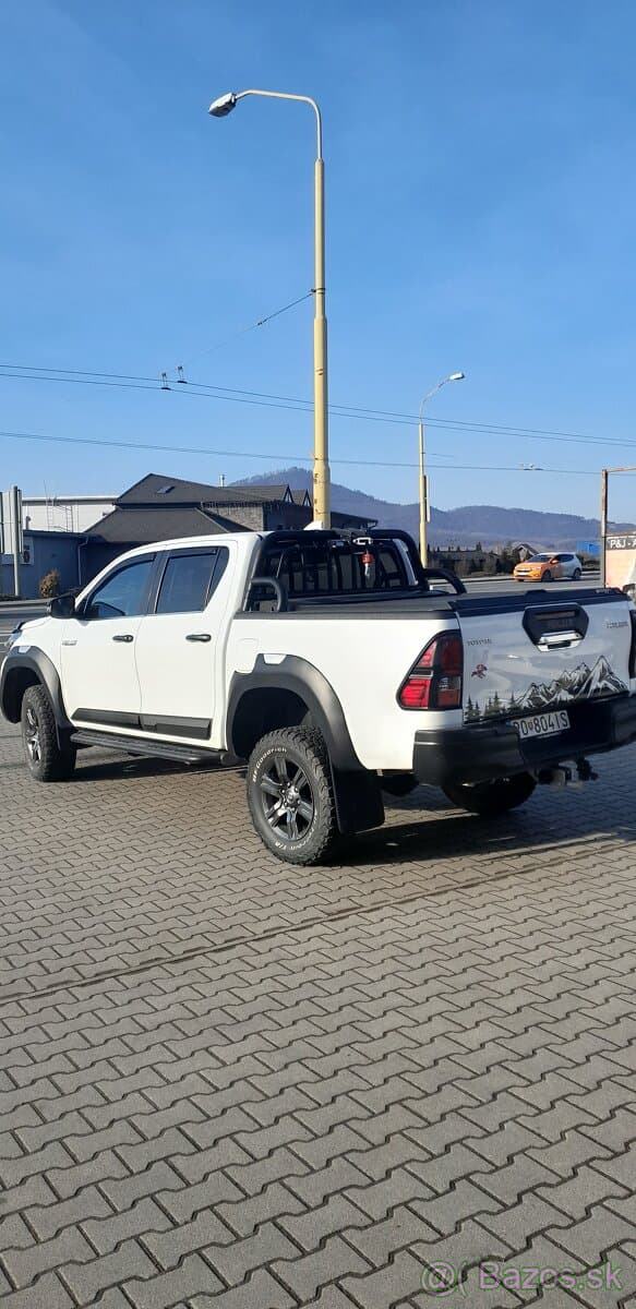 Toyota hilux 2,8  150kw